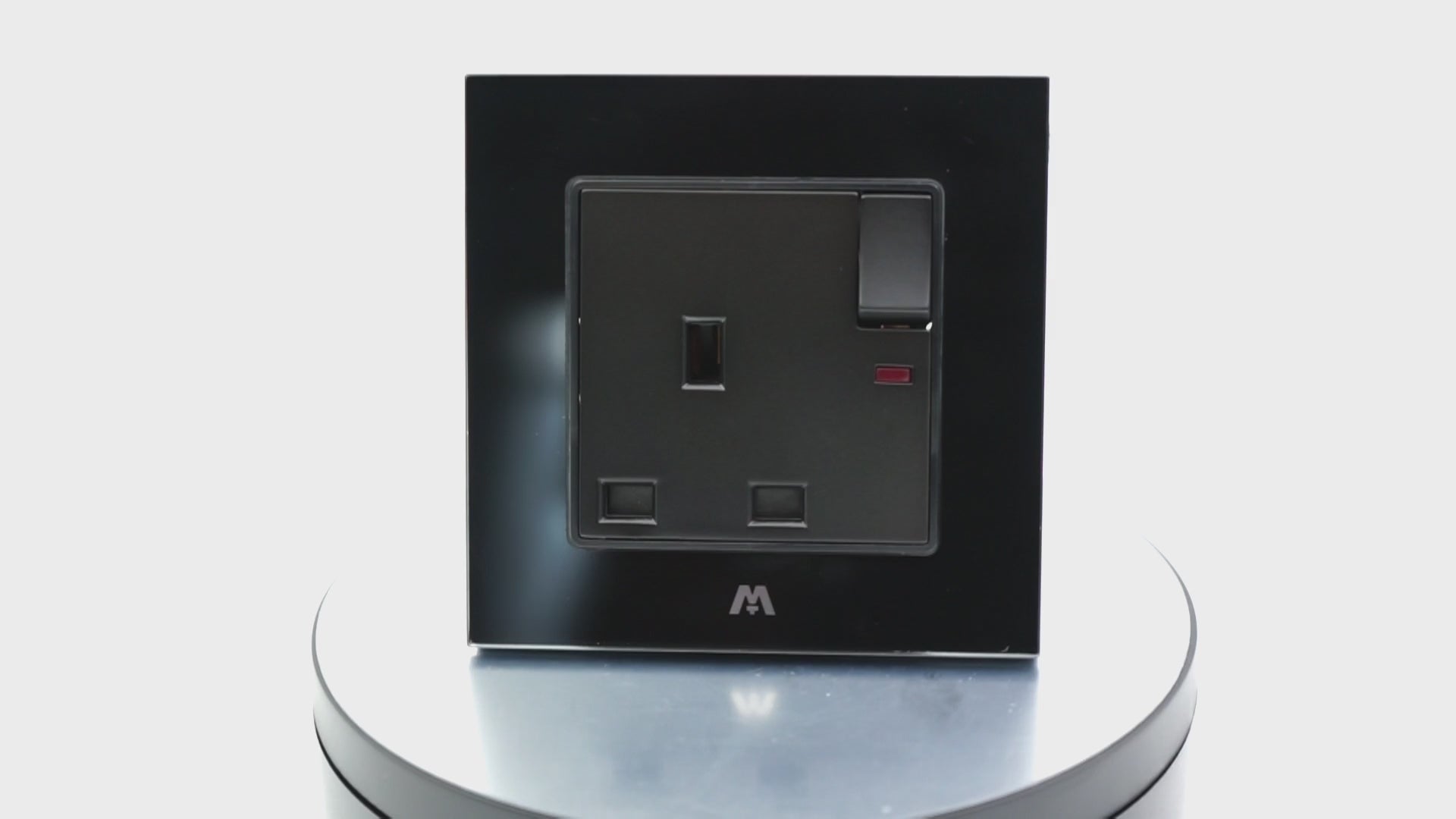 MTT GLASS 13A British Standard Switched Socket